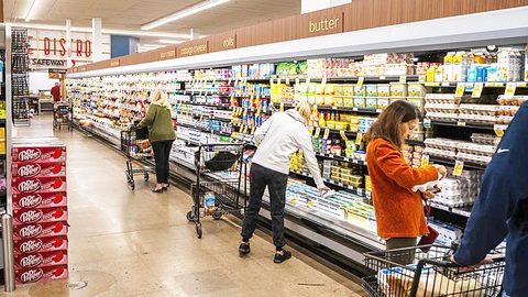 Khách hàng mua sắm tại siêu thị Safeway ở thành phố Scottsdale, bang Arizona (Mỹ) vào ngày 3-1-2024 - Ảnh: BLOOMBERG Khách hàng mua sắm tại siêu thị Safeway ở thành phố Scottsdale, bang Arizona (Mỹ) vào ngày 3-1-2024 - Ảnh: BLOOMBERG