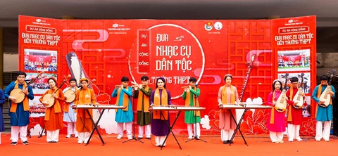 Sinh viên và giảng viên nhạc cụ dân tộc Trường ĐH FPT là lực lượng tình nguyện viên chính cho dự án - Ảnh: H.P. Sinh viên và giảng viên nhạc cụ dân tộc Trường ĐH FPT là lực lượng tình nguyện viên chính cho dự án - Ảnh: H.P.