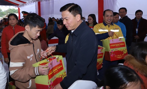 Thủ tướng Phạm Minh Chính thăm và tặng quà Tết ở Thanh Hóa- Ảnh 5. Ông Đỗ Trọng Hưng - ủy viên Trung ương Đảng, bí thư Tỉnh ủy, chủ tịch HĐND tỉnh Thanh Hóa - tặng quà Tết cho người dân TP Thanh Hóa chiều 28-1 - Ảnh: MH