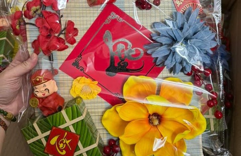 Phụ kiện trang trí Tết được mua bán nhộn nhịp trên mạng xã hội, sản phẩm được bán với nhiều mức giá khác nhau - Ảnh: T.THƯƠNG Phụ kiện trang trí Tết được mua bán nhộn nhịp trên mạng xã hội, sản phẩm được bán với nhiều mức giá khác nhau - Ảnh: T.THƯƠNG