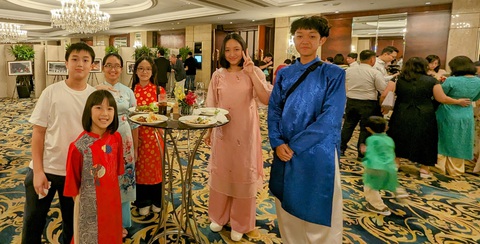 Kiều bào Singapore đón xuân Giáp Thìn trong không khí ấm cúng, rộn ràng- Ảnh 2. Thế hệ người Việt thứ hai trưởng thành tại Singapore - Ảnh: LÊ NAM