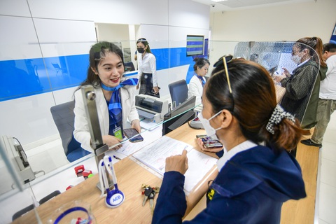 Nợ xấu ngân hàng tăng nhanh ra sao?- Ảnh 1. Kinh tế khó khăn, ngân hàng khó tránh nợ xấu - Ảnh: QUANG ĐỊNH