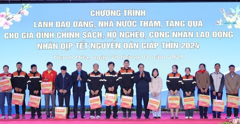 Thủ tướng Phạm Minh Chính thăm và tặng quà Tết ở Thanh Hóa- Ảnh 4. Thủ tướng Phạm Minh Chính và Chủ tịch Tổng liên đoàn Lao động Việt Nam tặng quà Tết cho công nhân lao động ở TP Thanh Hóa chiều 28-1 - Ảnh: MH