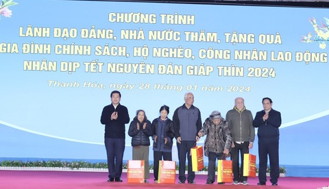 Thủ tướng Phạm Minh Chính thăm và tặng quà Tết ở Thanh Hóa- Ảnh 2. Thủ tướng Phạm Minh Chính và Bộ trưởng Bộ Công Thương Nguyễn Hồng Diên tặng quà Tết cho người có công với cách mạng ở TP Thanh Hóa chiều 28-1 - Ảnh: MH