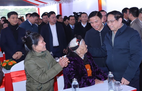 Thủ tướng Phạm Minh Chính thăm và tặng quà Tết ở Thanh Hóa- Ảnh 1. Thủ tướng Chính phủ Phạm Minh Chính (bìa phải) thăm hỏi người dân ở TP Thanh Hóa chiều 28-1 - Ảnh: MH