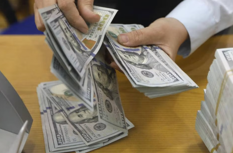 staff member counts US dollars banknotes at a bank in Hanoi, Vietnam, 19 September 2022. The USD/VND exchange rate has increased by more than 3.6 percent since the beginning of 2022, the highest in history, according to media reports. EPA-EFE/LUONG THAI LINH Giá USD thị trường tự do được dự báo tăng do nhu cầu cao lên - Ảnh minh họa: EPA