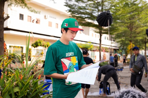 Tết này, Tiến Luật rủ Lê Khánh cùng truy tìm Táo Quân- Ảnh 9. Hình ảnh Huỳnh Phương say sưa đọc kịch bản trên phim trường