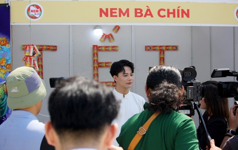 TikToker “Vĩnh thích ăn ngon” quảng bá các thương hiệu Nem Bà Chín vinh dự có mặt tại chợ Tết TP Thủ Đức TikToker “Vĩnh thích ăn ngon” quảng bá các thương hiệu Nem Bà Chín vinh dự có mặt tại chợ Tết TP Thủ Đức