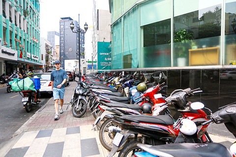 Vỉa hè đường Nguyễn Văn Tráng (quận 1, TP.HCM) đã được chỉnh trang, chuẩn bị cho việc thu phí sử dụng tạm vỉa hè, lòng đường trong thời gian tới - Ảnh: CHÂU TUẤN Vỉa hè đường Nguyễn Văn Tráng (quận 1, TP.HCM) đã được chỉnh trang, chuẩn bị cho việc thu phí sử dụng tạm vỉa hè, lòng đường trong thời gian tới - Ảnh: CHÂU TUẤN