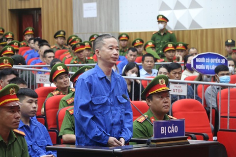Vụ 70 giang hồ Phú Quốc: Vì sao đàn em bị đề nghị án tử hình còn Thái bus chỉ chung thân?- Ảnh 4. Bị cáo Nguyễn Văn Thái (Thái bus) bị đề nghị mức án chung thân nhờ thành khẩn khai báo - Ảnh: BỬU ĐẤU