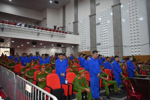 Vụ 70 giang hồ Phú Quốc: Vì sao đàn em bị đề nghị án tử hình còn Thái bus chỉ chung thân?- Ảnh 5. Hội đồng xét xử đã cho các bị cáo nói lời sau cùng trước khi tòa tuyên án vào ngày 31-1 - Ảnh: BỬU ĐẤU