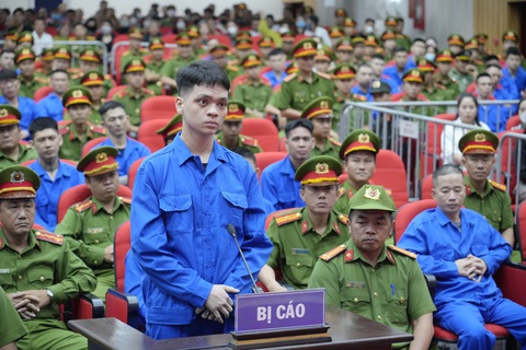 Vụ 70 giang hồ Phú Quốc: Vì sao đàn em bị đề nghị án tử hình còn Thái bus chỉ chung thân?- Ảnh 2. Bị cáo Đoàn Thiên Long bị đề nghị mức án tử hình vì 2 tội rất nghiêm trọng cùng lúc - Ảnh: BỬU ĐẤU