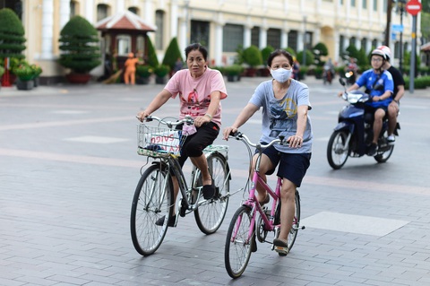 Vì sao phụ nữ cần tập thể dục hơn nam giới?- Ảnh 1. Đạp xe là một trong những hoạt động thể chất phù hợp với phụ nữ - Ảnh: QUANG ĐỊNH
