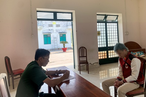 Bị bắt ở cửa khẩu Tây Ninh mới biết mình bị truy nã- Ảnh 1. Cán bộ Đồn biên phòng cửa khẩu quốc tế Mộc Bài (tỉnh Tây Ninh) lấy lời khai D. - Ảnh: Cơ quan chức năng cung cấp