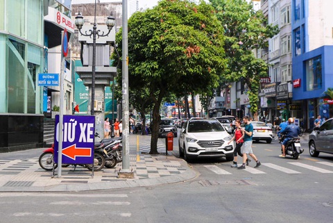 Nghị quyết 15 của HĐND TP.HCM: Cơ sở vững chắc để quản lý lòng đường, hè phố- Ảnh 3. Một số vỉa hè ở quận 1 (TP.HCM) đã được chỉnh trang, chuẩn bị cho việc thu phí sử dụng tạm vỉa hè, lòng đường trong thời gian tới - Ảnh: CHÂU TUẤN