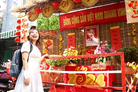 Hẻm nhỏ tại TP.HCM trang hoàng rực rỡ đón Tết Giáp Thìn 2024- Ảnh 5. Chị Lê Thị Mỹ Hằng (36 tuổi) hào hứng khi một góc trong con hẻm mình đang sống được trang trí độc đáo và công phu - Ảnh: BÉ HIẾU