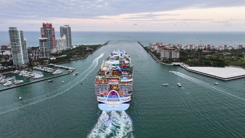 Siêu du thuyền lớn nhất thế giới Icon of the Seas vừa bắt đầu chuyến hải trình thương mại đầu tiên vào chiều 27-1, khởi hành từ cảng Miami, bang Florida, (Mỹ). Du thuyền này trị giá 2 tỷ USD và lớn gấp 3 lần tàu Titanic - Ảnh: REUTERS Siêu du thuyền lớn nhất thế giới Icon of the Seas vừa bắt đầu chuyến hải trình thương mại đầu tiên vào chiều 27-1, khởi hành từ cảng Miami, bang Florida, (Mỹ). Du thuyền này trị giá 2 tỷ USD và lớn gấp 3 lần tàu Titanic - Ảnh: REUTERS