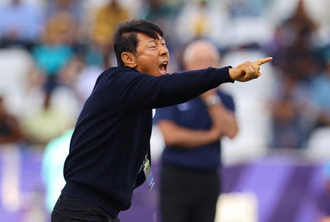 Báo Bola: Tuyển Indonesia không còn bị đánh giá thấp- Ảnh 2. HLV Shin Tae Yong được tin tưởng sau khi đưa Indonesia vào vòng 16 đội Asian Cup 2023 - Ảnh: REUTERS