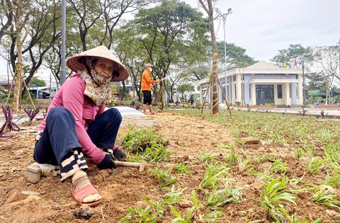 Công nhân hoàn thiện những khâu cuối cùng tại một công viên ở quận Cẩm Lệ, Đà Nẵng để kịp đưa vào hoạt động trước Tết - Ảnh: TRƯỜNG TRUNG Công nhân hoàn thiện những khâu cuối cùng tại một công viên ở quận Cẩm Lệ, Đà Nẵng để kịp đưa vào hoạt động trước Tết - Ảnh: TRƯỜNG TRUNG