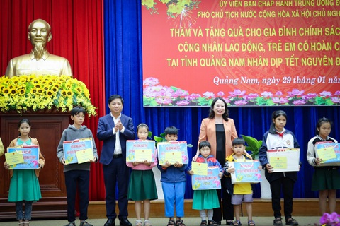 Phó chủ tịch nước thăm bệnh nhân, tặng quà Tết người nghèo- Ảnh 1. Phó chủ tịch nước Võ Thị Ánh Xuân và Bí thư Tỉnh ủy Quảng Nam Lương Nguyễn Minh Triết trao quà Tết cho trẻ em có hoàn cảnh khó khăn - Ảnh: A.L.N.