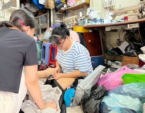 Sửa quần áo là nhu cầu phổ biến của người dân, đặc biệt là vào dịp Tết - Ảnh: YẾN TRINH Sửa quần áo là nhu cầu phổ biến của người dân, đặc biệt là vào dịp Tết - Ảnh: YẾN TRINH