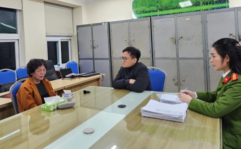 Bắt khẩn cấp cựu chủ tịch Công ty Sen Tài Thu cùng con gái- Ảnh 1. Công an làm việc với cựu chủ tịch Công ty cổ phần Sen Tài Thu - Ảnh: VTV