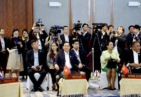 Ngoại trưởng ASEAN thảo luận các điểm nóng thế giới và khu vực- Ảnh 3. Bộ trưởng Bộ Ngoại giao Bùi Thanh Sơn tại hội nghị hẹp - Ảnh: Bộ Ngoại giao cung cấp
