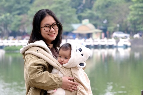 Hai mẹ con tân cử nhân Lưu Mai Chi - Ảnh: NGUYÊN BẢO Hai mẹ con tân cử nhân Lưu Mai Chi - Ảnh: NGUYÊN BẢO