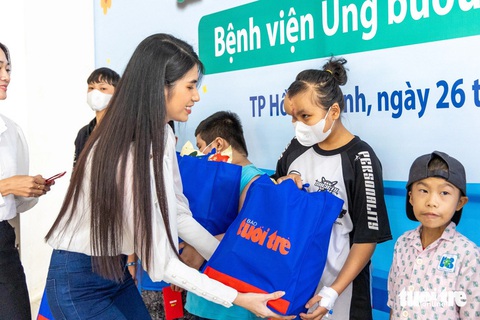 Danh sách đóng góp các nhà hảo tâm (tháng 7 và tháng 8-2023)- Ảnh 1. Hoa khôi Nam Bộ 2020 Kiều Nhung trao quà chương trình Ước mơ của Thúy đến các bệnh nhi ung thư đang điều trị tại Bệnh viện Ung bướu TP.HCM chiều 26-12-2023 - Ảnh: THẾ BẢO