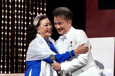 Sau khi hát xong ca khúc Bông hồng cài áo, ca sĩ Đàm Vĩnh Hưng bày tỏ tình cảm với nghệ sĩ Kim Cương - Ảnh: HỮU HẠNH Sau khi hát xong ca khúc Bông hồng cài áo, ca sĩ Đàm Vĩnh Hưng bày tỏ tình cảm với nghệ sĩ Kim Cương - Ảnh: HỮU HẠNH