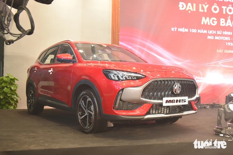 MG HS 2024 đến Việt Nam với giá từ 699 triệu, lột xác để đấu CX-5, Tucson- Ảnh 1. MG HS 2024 là phiên bản nâng cấp giữa vòng đời (facelift). Phần đầu xe hầm hố hơn, cụm lưới tản nhiệt kích thước lớn hơn bản cũ.