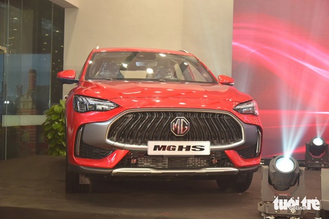 MG HS 2024 đến Việt Nam với giá từ 699 triệu, lột xác để đấu CX-5, Tucson- Ảnh 2. Cụm đèn pha LED có giao diện mới. Đèn báo rẽ đặt dọc ở khu vực cản dưới. Nhìn chung, phía trước xe khá giống MG5
