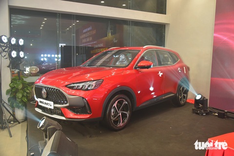 MG HS 2024 đến Việt Nam với giá từ 699 triệu, lột xác để đấu CX-5, Tucson- Ảnh 3. Mâm 5 chấu đơn kích thước 18 inch, gương chiếu hậu tích hợp đèn LED báo rẽ và camera 360 độ
