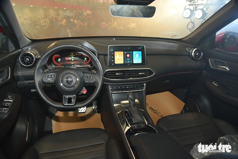 MG HS 2024 đến Việt Nam với giá từ 699 triệu, lột xác để đấu CX-5, Tucson- Ảnh 4. Bên trong cabin, MG HS 2024 có ghế thể thao bọc da 2 tông màu, hàng ghế trước chỉnh điện, vô lăng 3 chấu tích hợp lẫy chuyển số, cửa sổ trời toàn cảnh...