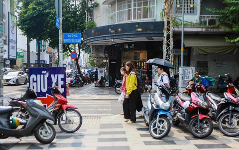 Nghị quyết 15 của HĐND TP.HCM: Cơ sở vững chắc để quản lý lòng đường, hè phố- Ảnh 4. Một số vỉa hè ở quận 1 (TP.HCM) đã được chỉnh trang, chuẩn bị cho việc thu phí sử dụng tạm vỉa hè, lòng đường trong thời gian tới - Ảnh: CHÂU TUẤN