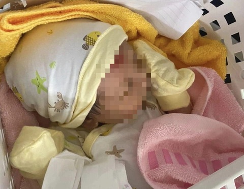 Cháu bé bị bỏ rơi tại cây xăng được người khác nhận nuôi- Ảnh 1. Bé sơ sinh bị bỏ rơi lúc nửa đêm ở cây xăng trên đường Trần Não, TP Thủ Đức - Ảnh: Công an cung cấp