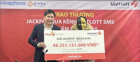 Đang nấu cơm, cô gái ở Hà Nam nhận tin nhắn trúng Vietlott hơn 48 tỉ đồng- Ảnh 1. Chị P.V. nhận giải Jackpot trị giá hơn 48 tỉ đồng - Ảnh: CTV
