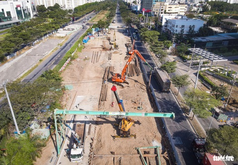 Công trình hầm chui Nguyễn Văn Linh hẹn về đích cuối năm 2024- Ảnh 2. Hàng loạt cần cẩu cỡ lớn cùng nhiều loại máy móc làm việc liên tục trên công trường hầm chui Nguyễn Văn Linh - Ảnh: CHÂU TUẤN