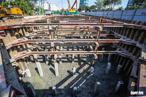Công trình hầm chui Nguyễn Văn Linh hẹn về đích cuối năm 2024- Ảnh 3. Theo thiết kế, mặt cắt ngang của hầm gồm 3 làn xe, bề rộng trong hầm 13,75m. Vận tốc thiết kế 60km/h, tĩnh không thông xe dưới hầm 4,75m - Ảnh: CHÂU TUẤN