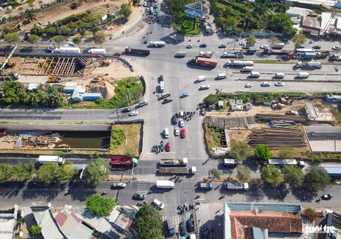 Công trình hầm chui Nguyễn Văn Linh hẹn về đích cuối năm 2024- Ảnh 5. Theo kế hoạch, từ ngày 3-2 sẽ bắt đầu đóng thử giao lộ Nguyễn Văn Linh - Nguyễn Hữu Thọ trong vòng 4 ngày, nếu đảm bảo an toàn giao thông sẽ đóng nút giao chính thức từ ngày 7-2 (tức 28 tháng chạp). Thời gian dự kiến đóng là 240 ngày - Ảnh: CHÂU TUẤN