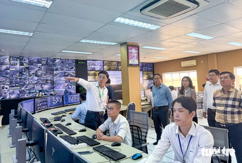 TP.HCM cần có một tham mưu trưởng để xử lý ‘xe dù, bến cóc’- Ảnh 1. Đoàn công tác của Ủy ban An toàn giao thông quốc gia kiểm tra Trung tâm Quản lý giao thông đô thị TP.HCM - Ảnh: THU DUNG