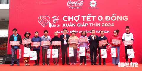 Trưởng Ban Tuyên giáo Trung ương Nguyễn Trọng Nghĩa tặng quà Tết tại Đà Nẵng- Ảnh 1. Ông Nguyễn Trọng Nghĩa tặng quà cho các hộ khó khăn tại Đà Nẵng - Ảnh: ĐOÀN NHẠN