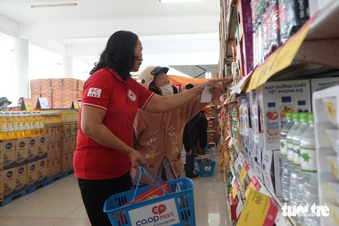 Trưởng Ban Tuyên giáo Trung ương Nguyễn Trọng Nghĩa tặng quà Tết tại Đà Nẵng- Ảnh 2. Người dân có hoàn cảnh khó khăn mua sắm tại Chợ Tết 0 đồng - Ảnh: ĐOÀN NHẠN