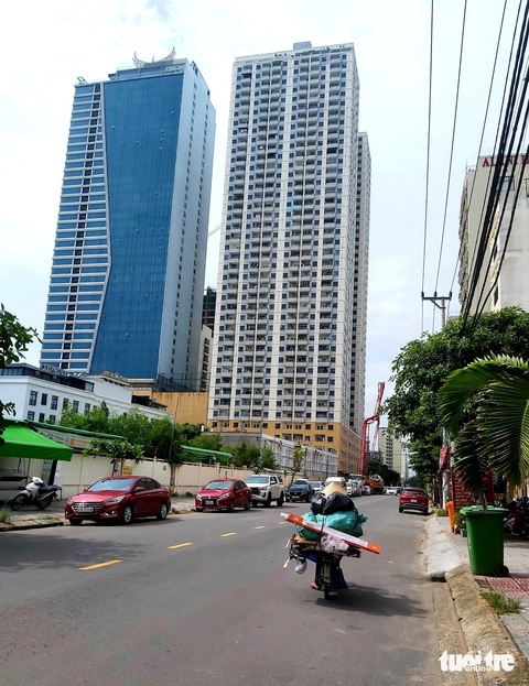 Không chỉ Đồi Cù Đà Lạt, loạt công trình xây dựng trái phép cứ trơ trơ- Ảnh 1. Xây dựng trái phép tại dự án chung cư Mường Thanh ở Đà Nẵng - Ảnh: ĐOÀN CƯỜNG