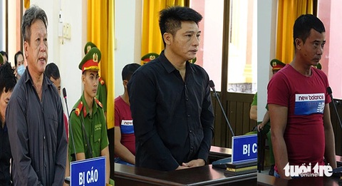 Chủ mưu tổ chức đánh cá ở địa phận trái phép, nhận 8 năm tù- Ảnh 2. Dũng, Tâm và Nhựt (từ trái sang) tại phiên tòa - Ảnh: CHÍ CÔNG