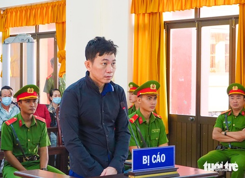 Chủ mưu tổ chức đánh cá ở địa phận trái phép, nhận 8 năm tù- Ảnh 1. Tòa án nhân dân tỉnh Kiên Giang tuyên phạt Luyến 8 năm tù về tội tổ chức cho người khác xuất cảnh trái phép - Ảnh: CHÍ CÔNG