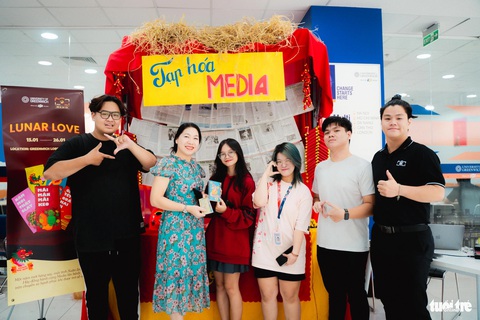 Giảng viên, sinh viên thích thú và tích cực ủng hộ cho hoạt động ý nghĩa này - Ảnh: THANH HIỆP Giảng viên, sinh viên thích thú và tích cực ủng hộ cho hoạt động ý nghĩa này