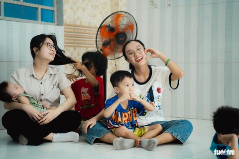 Hình ảnh dễ thương giữa sinh viên và các bạn nhỏ cùng nhau vui đùa - Ảnh: THANH HIỆP Sinh viên và các bạn nhỏ cùng nhau vui đùa