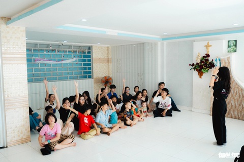 Các bạn nhỏ tại mái ấm tham gia các trò chơi do nhóm sinh viên tổ chức - Ảnh: THANH HIỆP Các bạn nhỏ tham gia các trò chơi cùng anh chị sinh viên