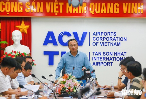 Ông Khuất Việt Hùng: ‘Sân bay Tân Sơn Nhất đã khai thác hết công suất’- Ảnh 1. Phó chủ tịch Ủy ban An toàn giao thông quốc gia Khuất Việt Hùng phát biểu tại buổi kiểm tra sân bay Tân Sơn Nhất chiều 29-1 - Ảnh: CHÂU TUẤN